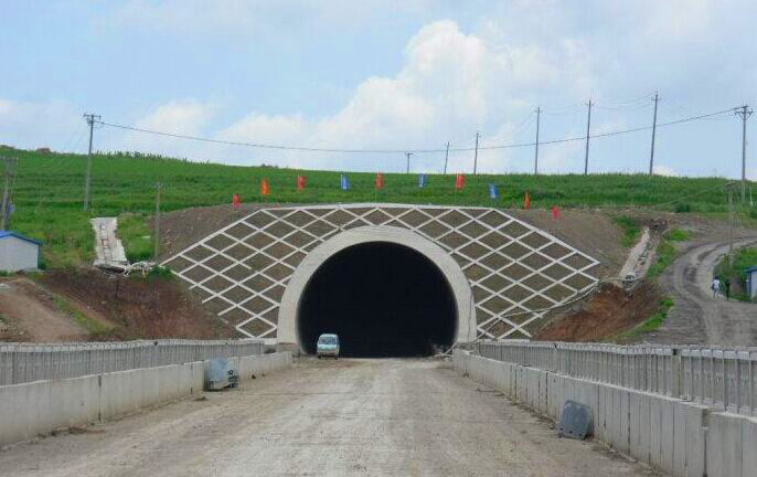 山體隧道護(hù)坡模具的實(shí)際應(yīng)用 山體隧道護(hù)坡模具的實(shí)際應(yīng)用