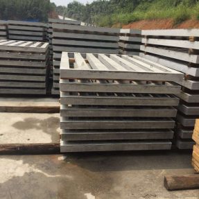 中鐵三局水泥路基柵欄模具現(xiàn)澆案例 中鐵三局水泥路基柵欄模具現(xiàn)澆案例