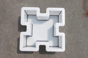 高速混凝土護坡磚模具價格是由什么決定的 高速混凝土護坡磚模具價格是由什么決定的