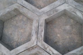 高速六角護(hù)坡塑料模具所制護(hù)坡磚施工養(yǎng)護(hù)過(guò)程 高速六角護(hù)坡塑料模具所制護(hù)坡磚施工養(yǎng)護(hù)過(guò)程