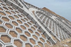 青島銀川高速公路護坡模具生態護坡案例 青島銀川高速公路護坡模具生態護坡案例