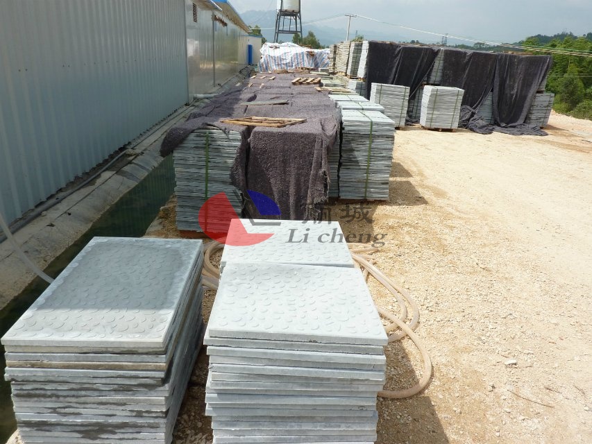 高速邊溝蓋板模具砼制品澆筑使用過程 高速邊溝蓋板模具砼制品澆筑使用過程