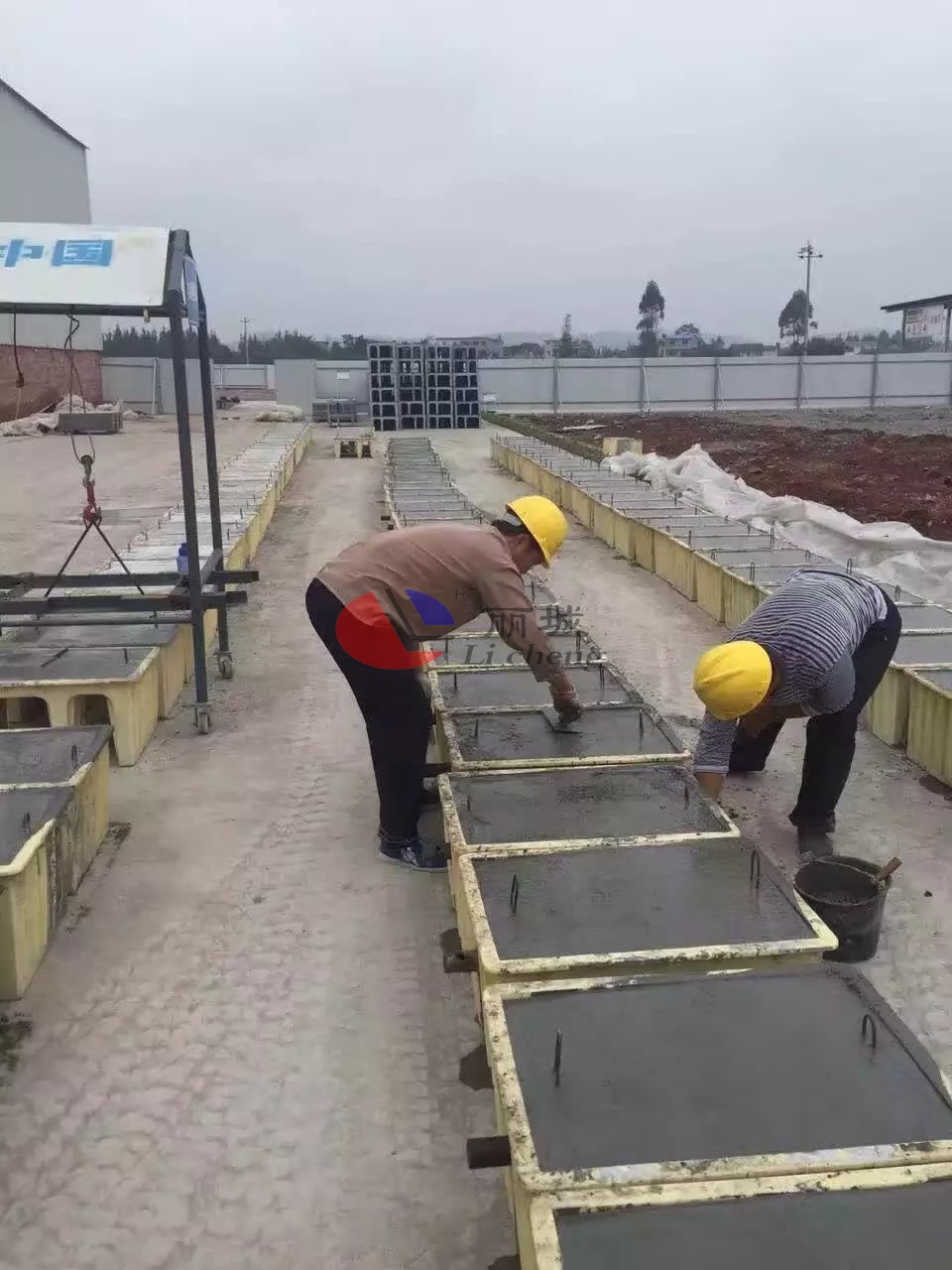 電纜槽鋼模具澆筑過程中的保護層 電纜槽鋼模具澆筑過程中的保護層